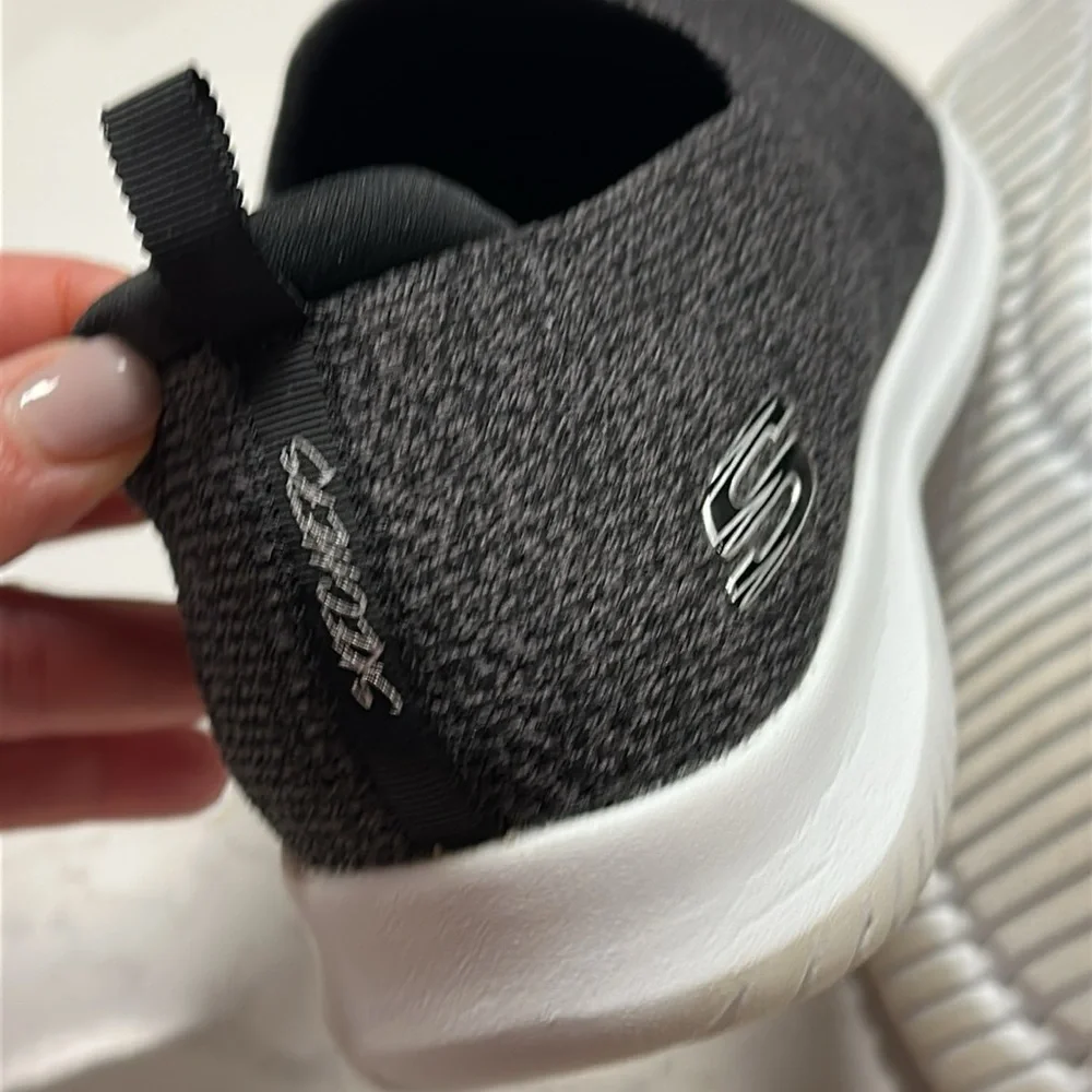 Sketchers Air-Cool Memory Foam Slip on Women’s Sneakers. Size 9.5